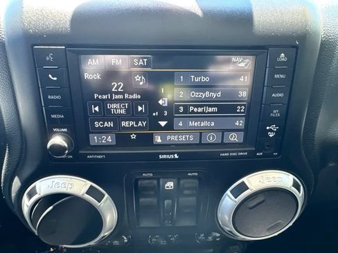 Used 2016 Jeep Wrangler Unlimited Rubicon w/ Connectivity Group AWD/4WD image 19