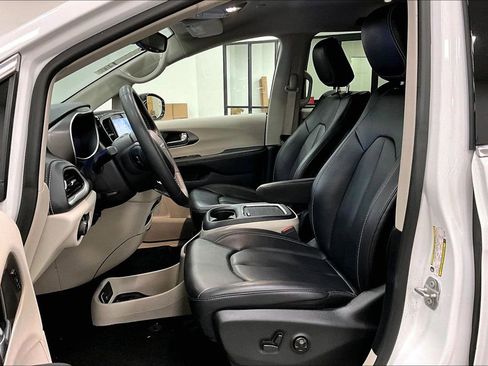 Used 2024 Chrysler Pacifica Select image 21