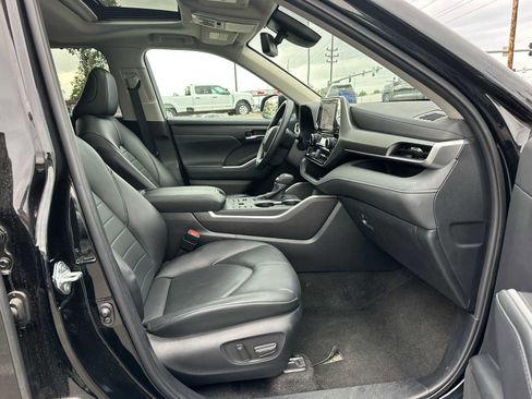 Used 2024 Toyota Highlander XLE image 10