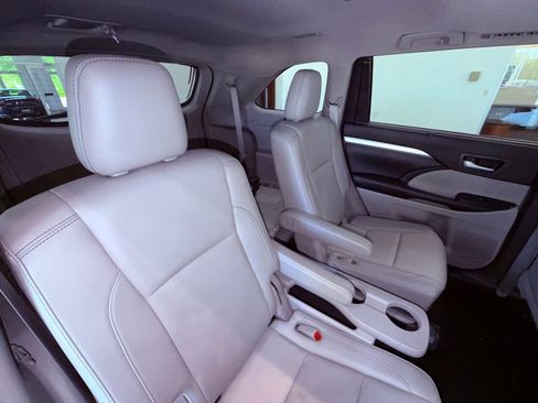 Used 2018 Toyota Highlander XLE image 12