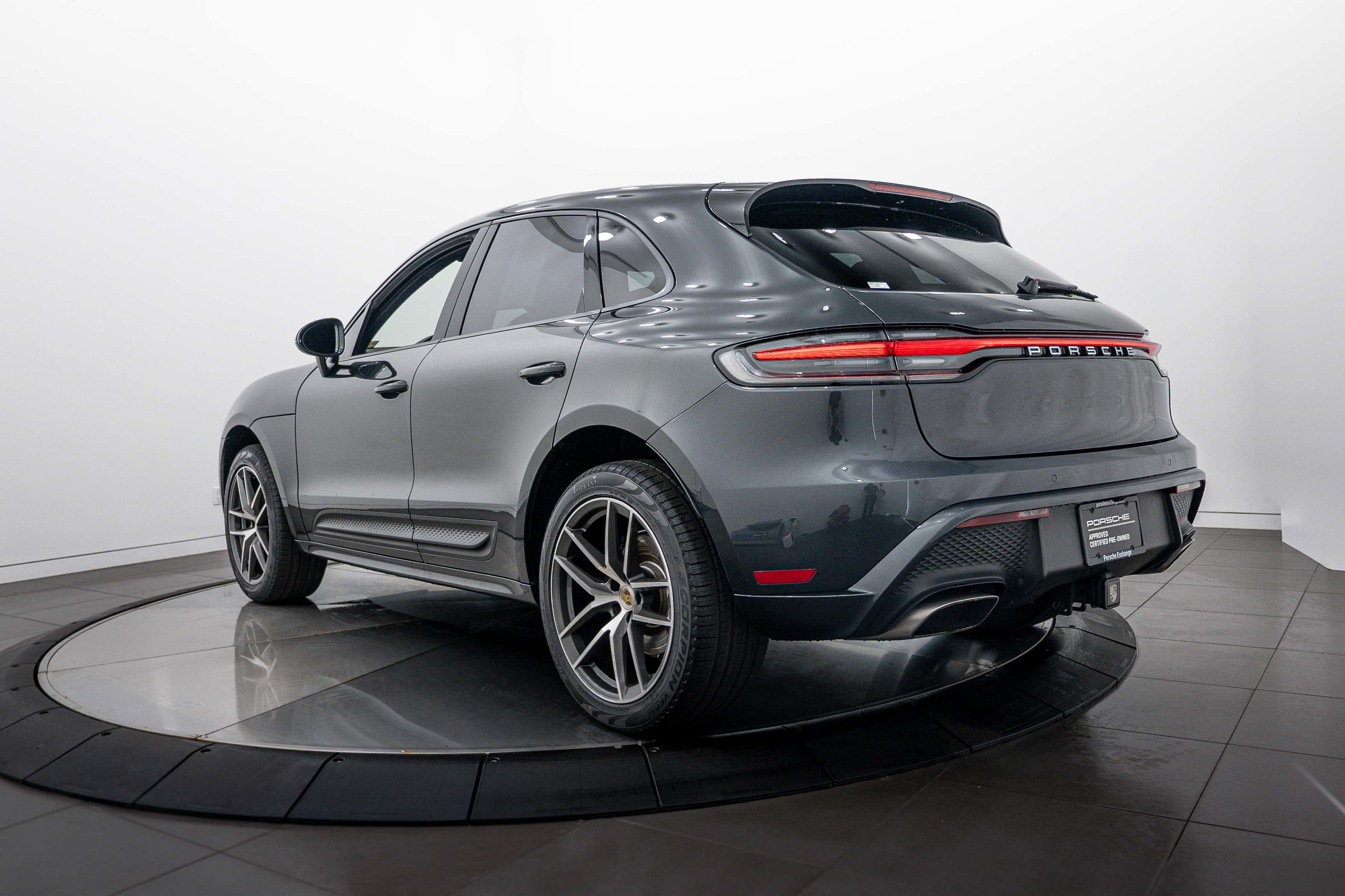 Certified 2024 Porsche Macan AWD/4WD image 3