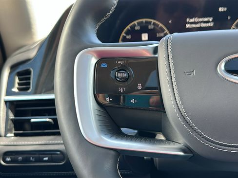 Used 2025 INFINITI QX80 Sensory image 16