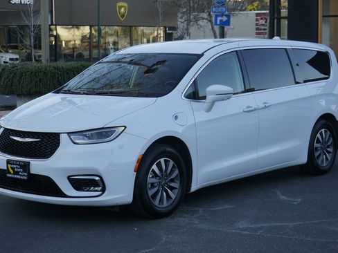 Used 2022 Chrysler Pacifica Touring-L w/ Uconnect Theater Family Group image 2