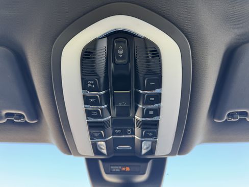 Used 2018 Porsche Macan S image 39