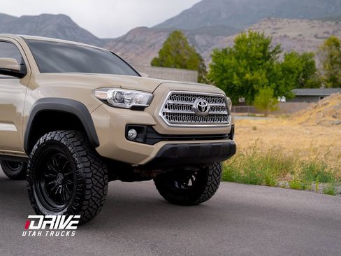 Used 2016 Toyota Tacoma TRD Off-Road image 3