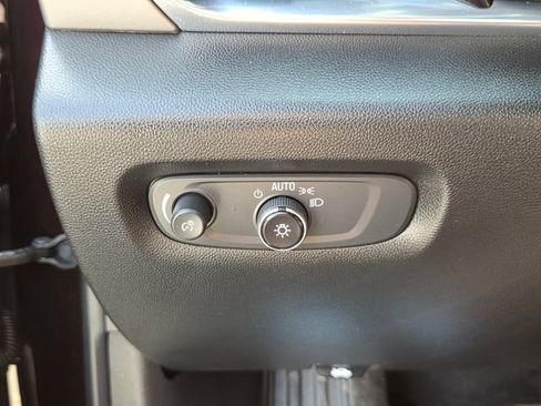 Used 2023 Chevrolet Traverse LT FWD image 31