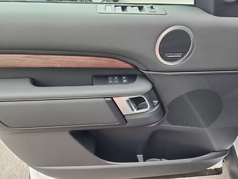 Certified 2024 Land Rover Discovery S image 24