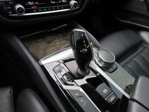 Used 2017 BMW 530i xDrive image 25