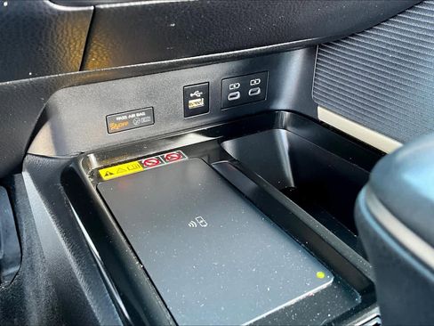 Used 2025 Toyota Camry SE image 32