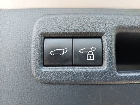 Used 2022 Toyota Venza LE image 11