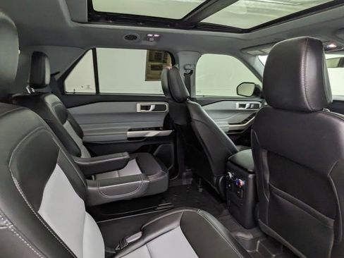 Certified 2022 Ford Explorer XLT w/ XLT Sport Appearance Package AWD/4WD image 42
