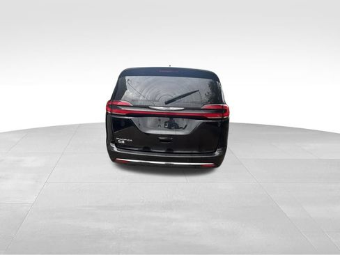 Used 2023 Chrysler Pacifica Touring-L FWD image 5