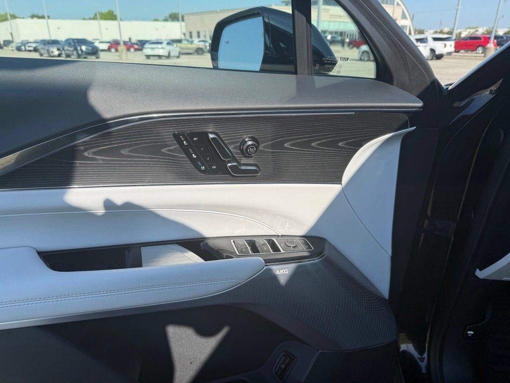 Certified 2024 Cadillac Lyriq Luxury AWD/4WD image 23