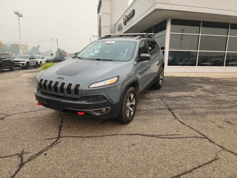 Used 2015 Jeep Cherokee Trailhawk w/ Leather Interior Group AWD/4WD image 3