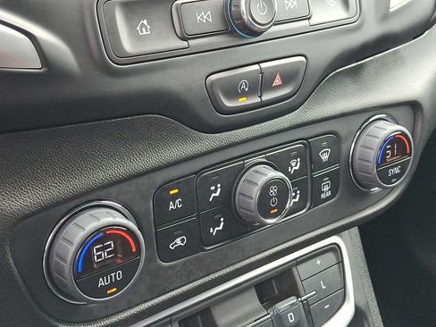 Used 2024 GMC Terrain SLE w/ Driver Convenience Package FWD image 16