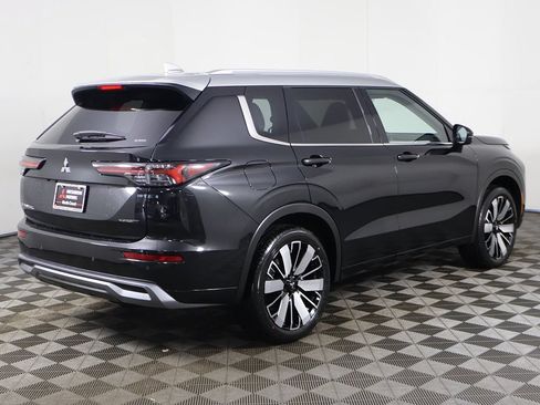 Used 2025 Mitsubishi Outlander AWD image 16