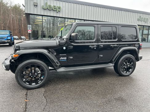 Used 2022 Jeep Wrangler Unlimited Sahara w/ Cold Weather Group image 9