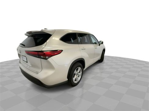 Used 2023 Toyota Highlander LE image 8
