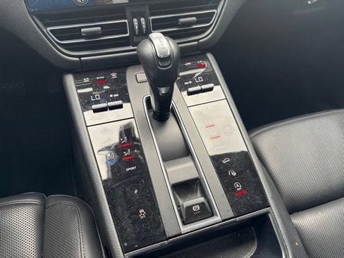 Used 2023 Porsche Macan AWD/4WD image 19