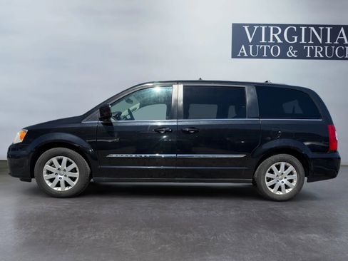 Used 2014 Chrysler Town & Country Touring image 4