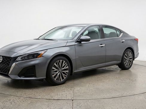 Used 2025 Nissan Altima 2.5 SV FWD image 3