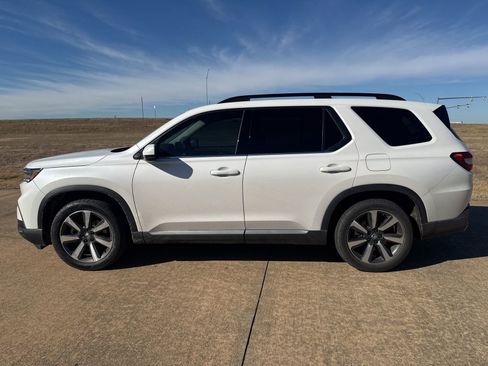 Certified 2024 Honda Pilot Touring image 2