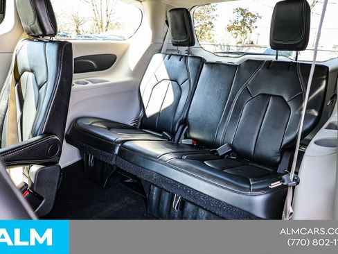 Used 2024 Chrysler Pacifica Touring-L FWD image 19