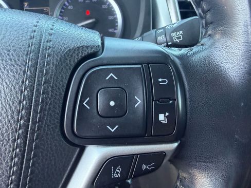 Used 2018 Toyota Highlander SE w/ Carpet Mat Package (TMS) AWD/4WD image 18