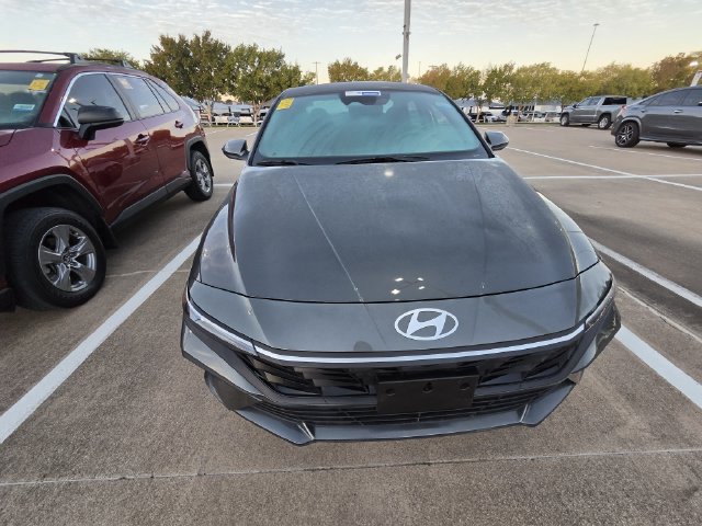 Used 2026 Hyundai Elantra SE FWD image 2