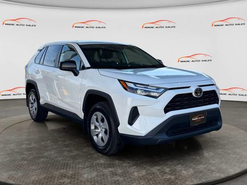 Used 2024 Toyota RAV4 LE AWD/4WD image 5