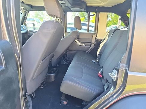 Used 2018 Jeep Wrangler Unlimited Rubicon w/ Connectivity Group AWD/4WD image 5