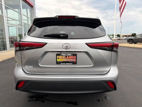 Used 2023 Toyota Highlander XLE FWD image 6