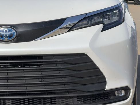Used 2025 Toyota Sienna XLE FWD image 9