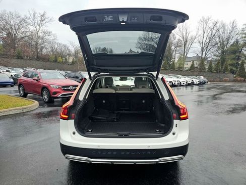 Used 2023 Volvo V90 B6 Cross Country Ultimate image 10