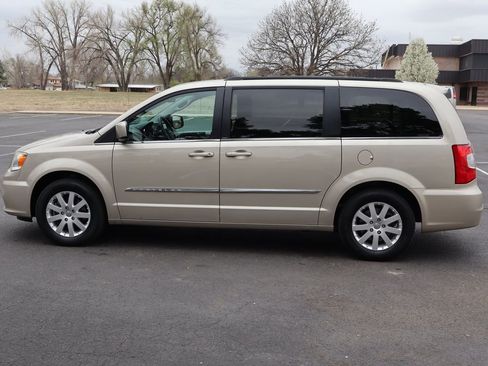 Used 2013 Chrysler Town & Country Touring image 9