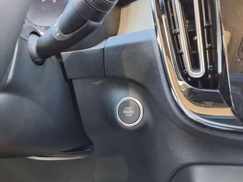 Certified 2024 Volvo XC40 B5 Plus image 28