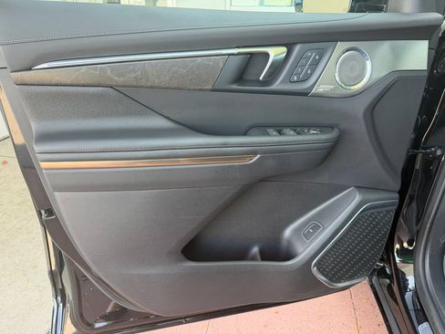 Used 2025 Buick Enclave Avenir w/ Super Cruise Package AWD/4WD image 6