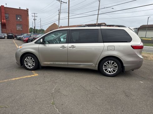 Used 2015 Toyota Sienna XLE image 4