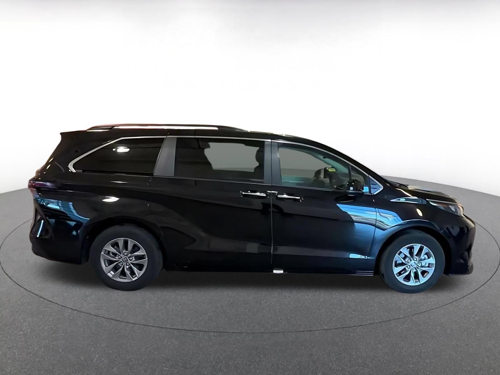 Used 2025 Toyota Sienna XLE FWD image 15