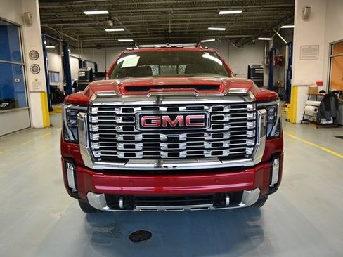 Used 2024 GMC Sierra 3500 Denali image 2