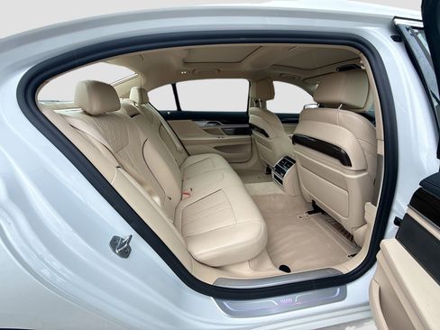 Used 2020 BMW 750i xDrive image 29