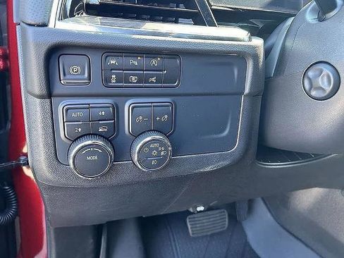 New 2025 Chevrolet Suburban Premier image 23