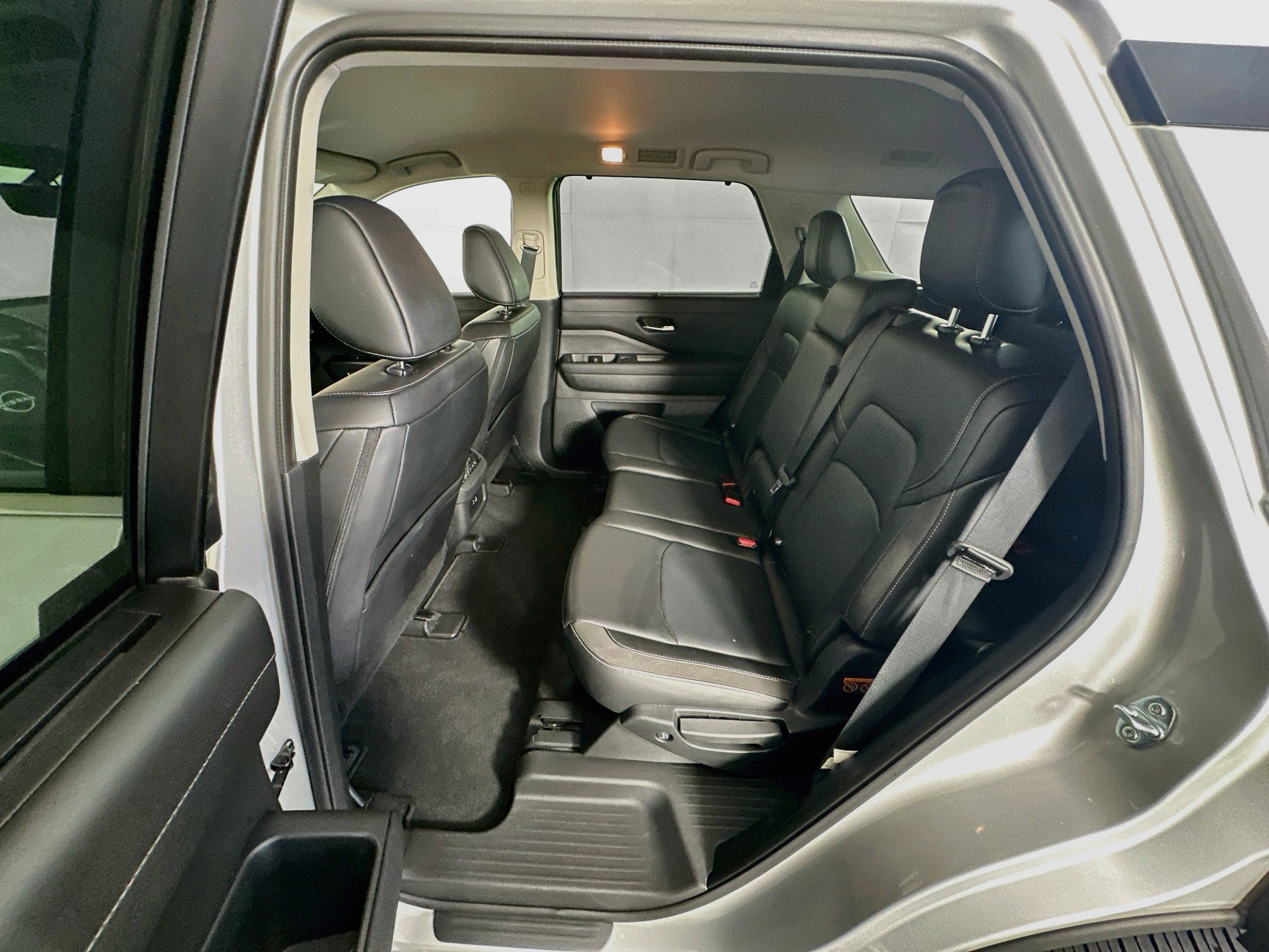 Used 2025 Nissan Pathfinder SL FWD image 27
