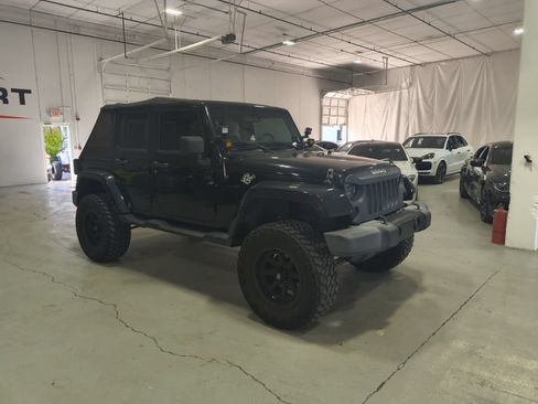 Used 2010 Jeep Wrangler Unlimited Sahara w/ Dual Top Group AWD/4WD image 7