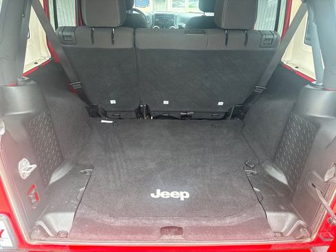 Used 2017 Jeep Wrangler Unlimited Sahara w/ Connectivity Group AWD/4WD image 13
