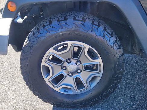 Used 2016 Jeep Wrangler Unlimited Rubicon w/ Connectivity Group image 9