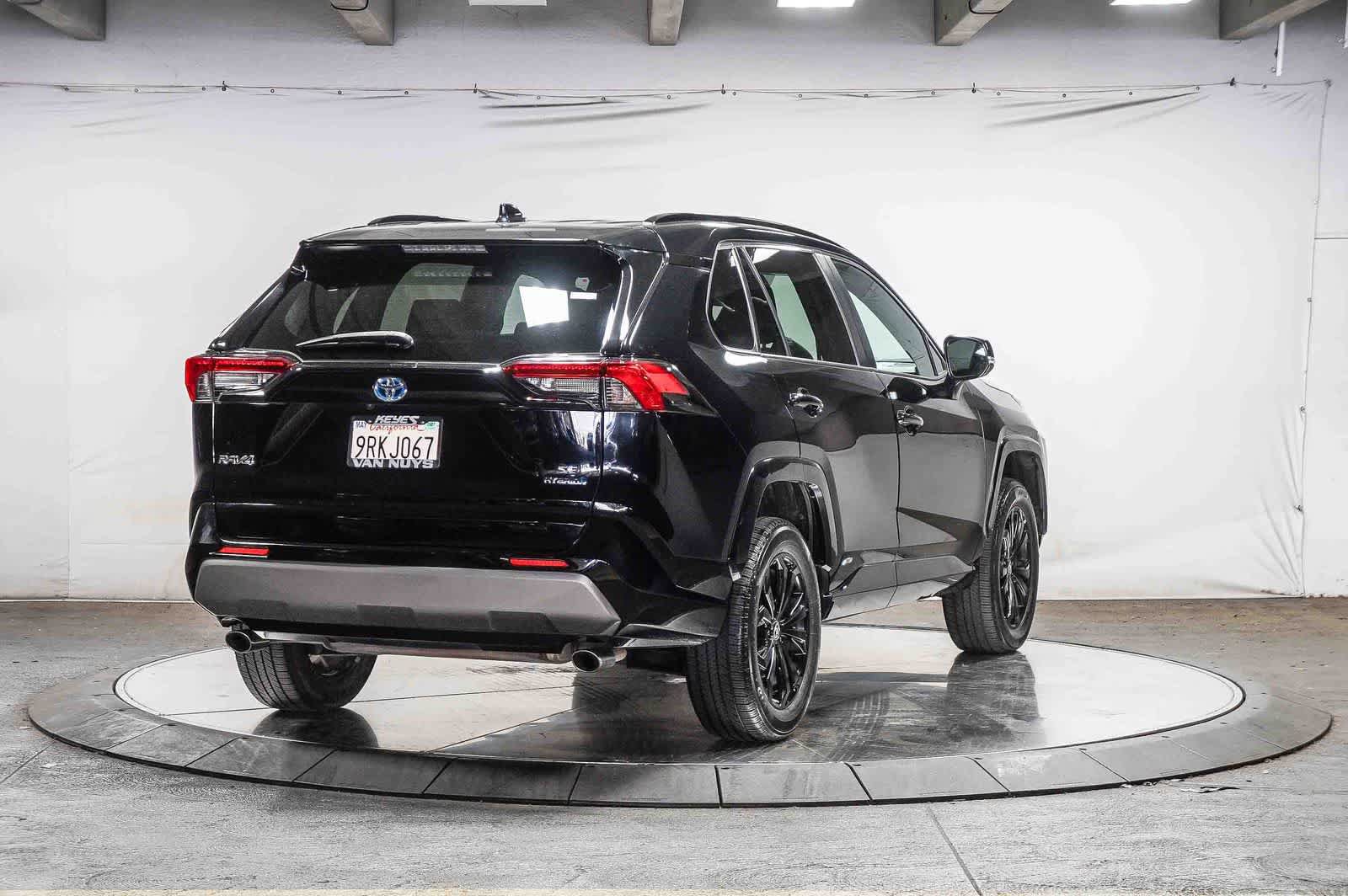 Certified 2022 Toyota RAV4 SE w/ Convenience Package AWD/4WD image 4