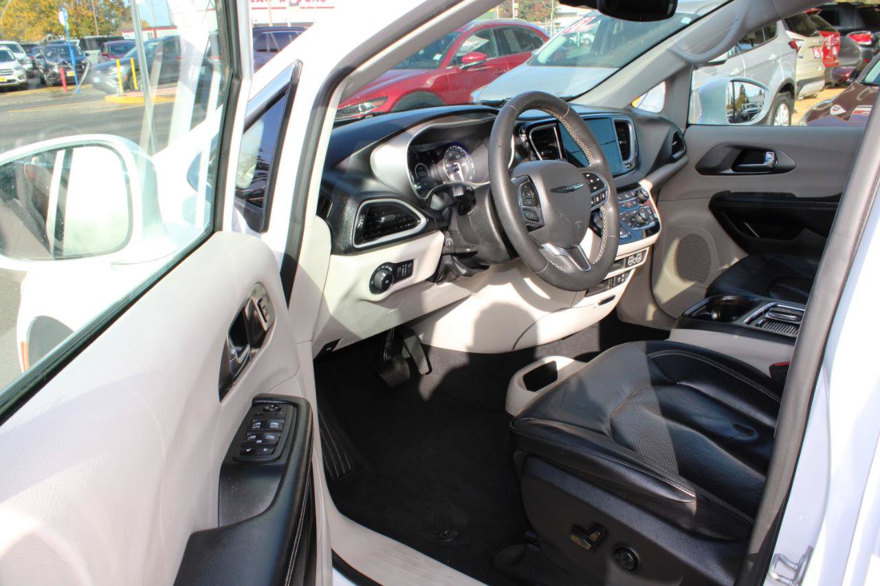 Used 2022 Chrysler Pacifica Touring-L FWD image 12