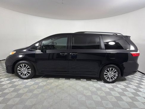 Used 2018 Toyota Sienna XLE image 8