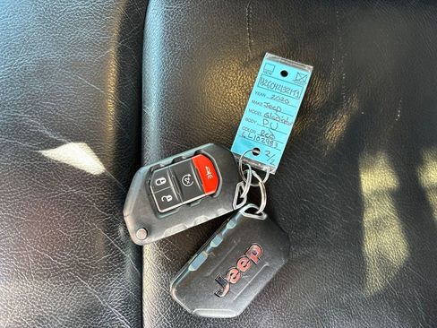 Used 2020 Jeep Gladiator Rubicon AWD/4WD image 41